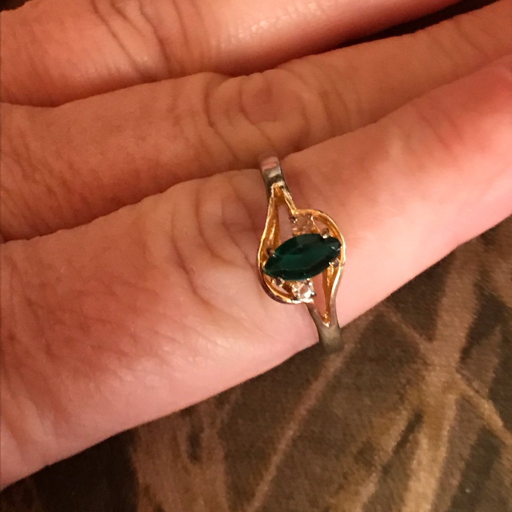 Mount St Helen emerald size 9 ring